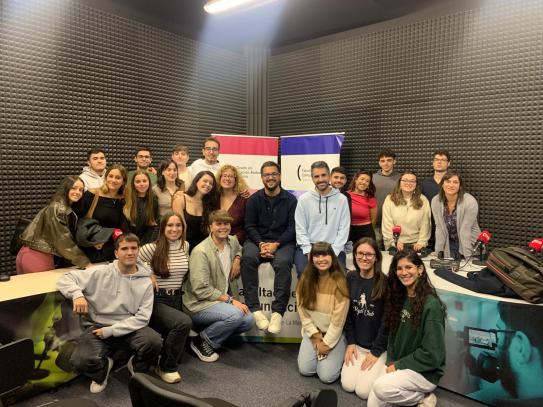 Los alumnos de la Facultad de Comunicación de Cuenca de la UCLM que participan en "El Ágora" junto a Juanma Lorente y Fran Murcia, coordinadores de la iniciativa.