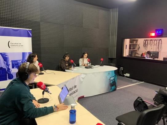 Algunos estudiantes que participan en "El Ágora" ya han tenido la oportunidad de ponerse delante del micrófono.