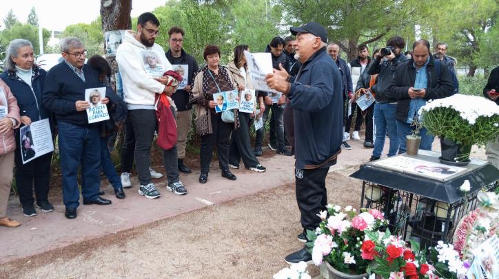 El padre de Lorenzo, Constantine Pompiu, lee el comunicado en recuerdo de su hijo.