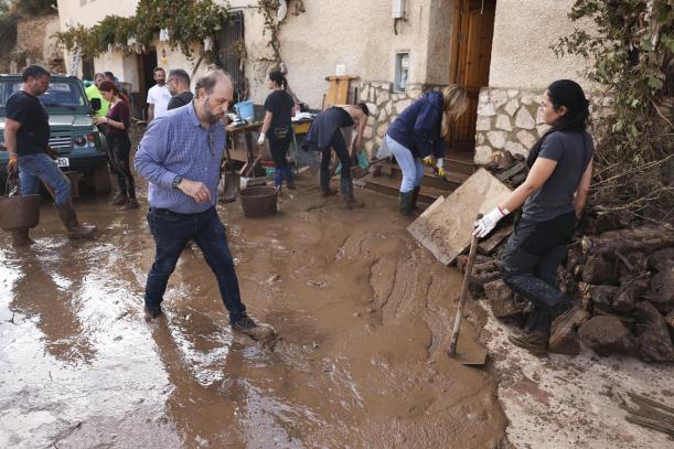 LETUR (ALBACETE), 01/11/2024.- Vecinos desescombran y limpian sus casas arrasadas por la DANA este viernes en Letur, Albacete, donde se está ultimando la construcción de una rampa de acceso a la 'zona cero' para dar entrada a maquinaria ligera y poder seguir despejando la zona en busca de los desaparecidos, según ha informado el Delegado de la Junta de Comunidades de Castilla-La Mancha en Albacete, Pedro Antonio Ruiz. EFE/ Ismael Herrero