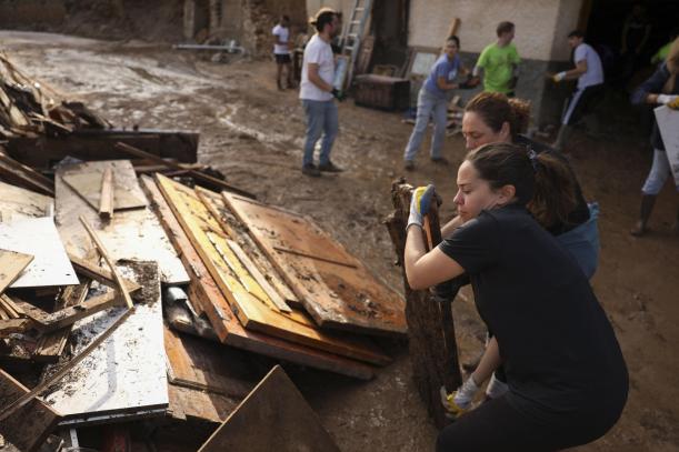 LETUR (ALBACETE), 01/11/2024.- Vecinos desescombran y limpian sus casas arrasadas por la DANA este viernes en Letur, Albacete, donde se está ultimando la construcción de una rampa de acceso a la 'zona cero' para dar entrada a maquinaria ligera y poder seguir despejando la zona en busca de los desaparecidos, según ha informado el Delegado de la Junta de Comunidades de Castilla-La Mancha en Albacete, Pedro Antonio Ruiz. EFE/ Ismael Herrero