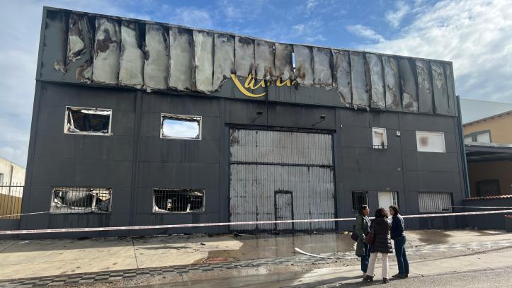 Exterior de la nave de la empresa Rubiocar tras el incendio