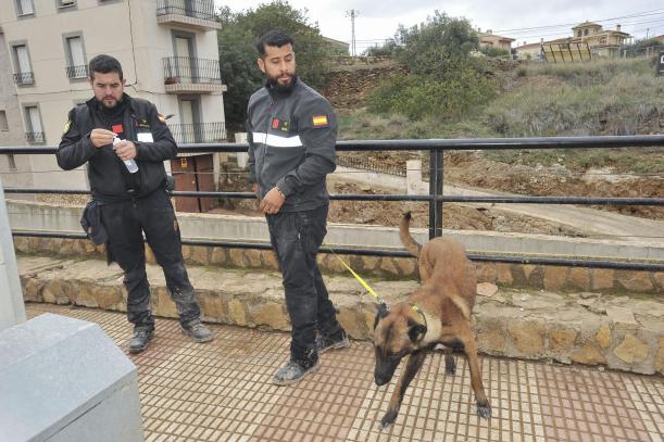 LETUR (ALBACETE), 03/11/2024.- Miembros de la Unidad canina de la Guardia Civil que ha intervenido en el hallazgo de la persona encontrada este domingo en Letur, donde los vecinos continúan con las labores de limpieza de calles y viviendas afectadas por el paso de la dana. EFE/Manu