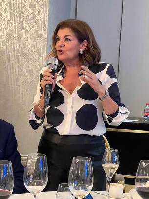 Momento de la intervención de la Directora General de CMM durante el almuerzo que conmemoró el 35 aniversario de la creación de FORTA.