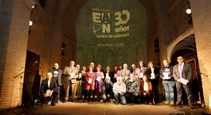 Foto de familia de los premiados en la gala del 30 aniversario de EAPN-CLM.