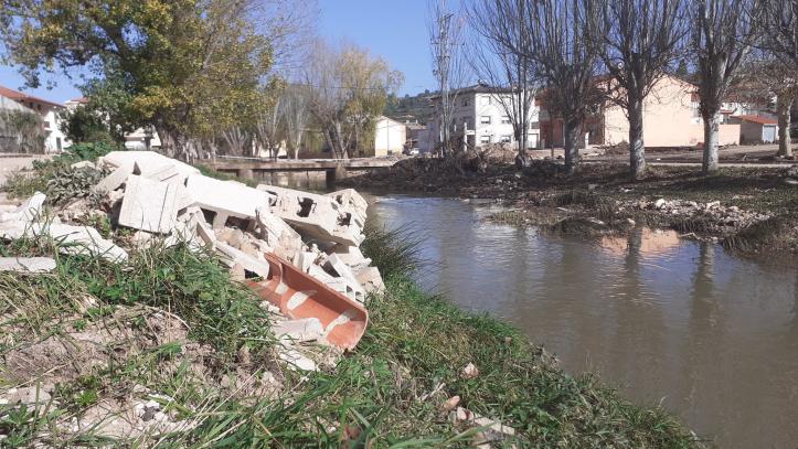 Escombros en las riveras del río Ojos de Moya a su paso por Mira (Cuenca), 29 de octubre de 2024