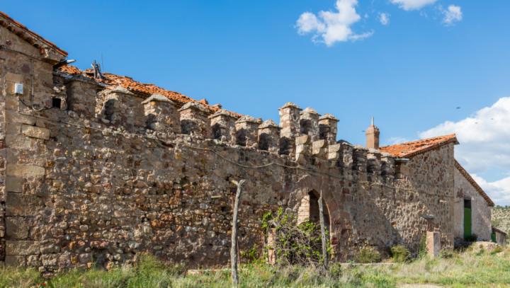 Imagen del conjunto arquitectónico de la casa fuerte de Vega de Arias, en Tierzo (Guadalajara)