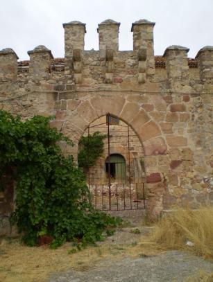 Muralla exterior de la casa fuerte de Vega de Arias, en Tierzo (Guadalajara)