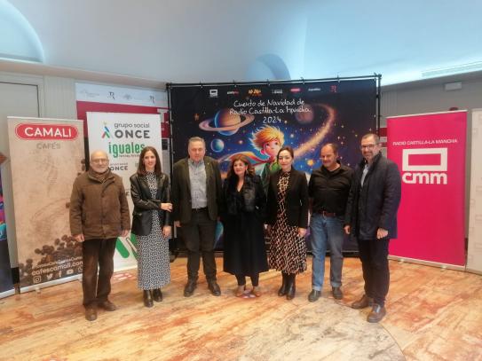 Carmen Amores, directora general de CMM, y Mª Ángeles Marchante, directora general de inclusión educativa y programas de la Consejería de Educación, en el centro de la foto de familia tomada minutos previos a la grabación de la ficción sonora de 2024.