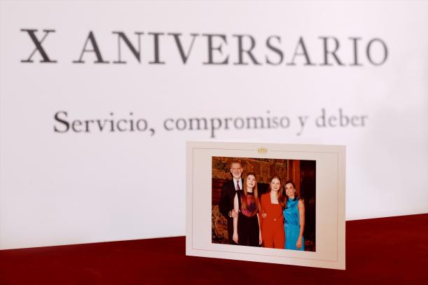 Los Reyes Don Felipe y Doña Letizia felicitan la Navidad junto a sus hijas la Princesa Leonor y la Infanta Sofía.