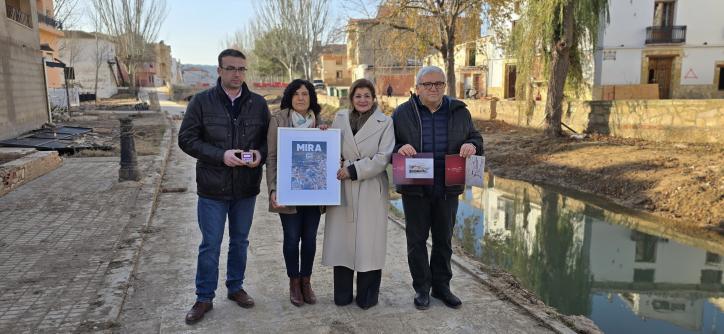 Carmen Amores junto a la alcaldesa de Mira y las autoridades correspondientes.