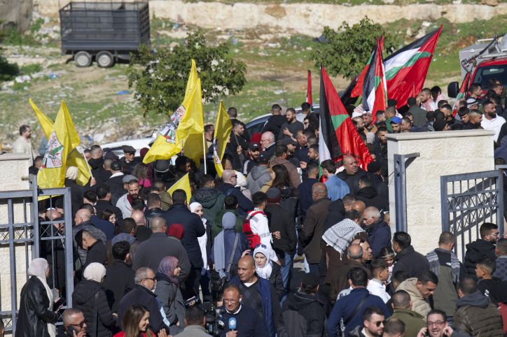 Ramala (Cisjordania ocupada), 25/01/2025.- Palestinos esperan en el Centro recreacional de Ramala la llegada de los presos liberados. 121 de los 200 presos palestinos que serán liberados en el marco del alto el fuego serán trasladados este sábado tarde o noche a Egipto y a la Franja de gaza, sin concretar qué número irá a cada sitio. EFE/Magda Gibelli