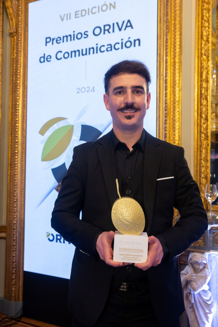 El periodista de CMM Rodrigo Muñoz Beltrán posa con su Premio Oriva al Mejor Trabajo Audiovisual por su reportaje sobre la historia, el consumo y la influencia del aceite de orujo de oliva.