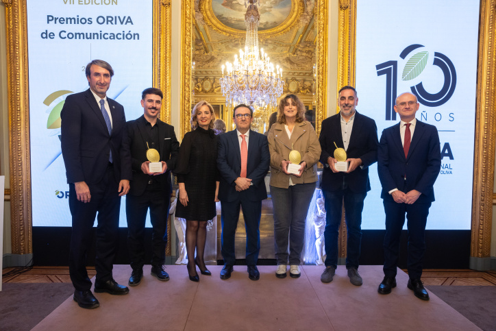 Foto de familia de izquierda a derecha: Jaime Lillo López, director ejecutivo del Consejo Oleícola Internacional (COI);Rodrigo Muñoz Beltrán, periodista de CMM y ganador del Mejor Trabajo Audiovisual; Alicia Vives Gutiérrez, directora general de la Interprofesional del Aceite de Orujo de Oliva (ORIVA); José Luis Maestro Sánchez-Cano, presidente de la Interprofesional del Aceite de Orujo de Oliva; Marta Renovales Pérez, directora de la revista Profesional Horeca, ganadora de la categoría Mejor Publicación Digital; Javier Almellones Villalba, redactor de Diario Sur, ganador de la categoría Mejor Publicación Impresa; y José Miguel Herrero Velasco, director general de Alimentación del Ministerio de Agricultura, Pesca y Alimentación.