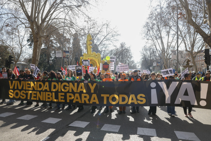 MADRID, 09/02/2025.- Marcha convocada por Hábitat24 este domingo en Madrid para reclamar una vivienda digna y sostenible. EFE/ Juanjo Martin