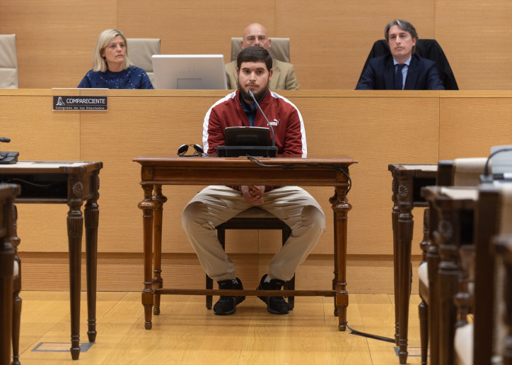 El condenado por los ataques terroristas del 17A, Mohamed Houli Chemlal,  comparece en la Comisión de Investigación sobre los atentados del 17A, en el Congreso de los Diputados, a 13 de febrero de 2025, en Madrid (España). La comisión del Congreso que investiga los atentados yihadistas perpetrados en Cataluña en agosto de 2017 interroga este jueves, 13 de febrero, a Mohamed Houli Chemlal, uno de los condenados por los ataques terroristas que provocaron 16 muertos y 140 heridos. Comparecerá en persona y esposado ante los comisionados, obligando a un despliegue de policías armados en la sala.

Eduardo Parra / Europa Press
13/2/2025