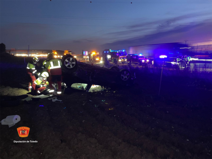 Los bomberos han tenido que rescatar al conductor del turismo.