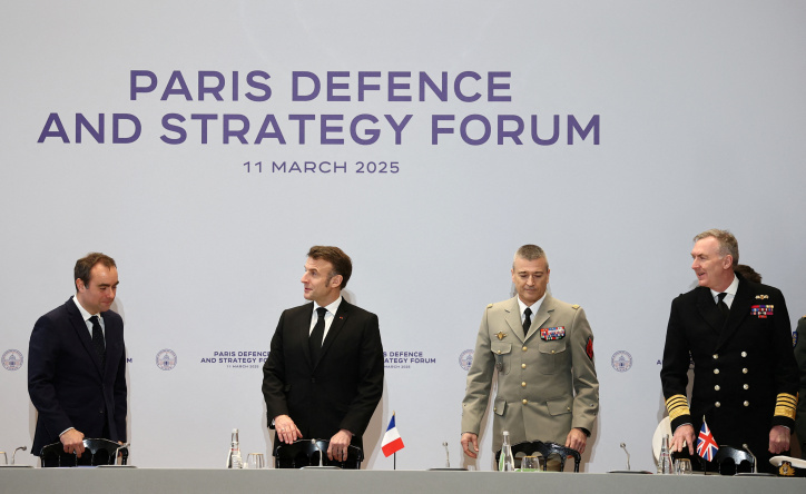 PARIS (France), 11/03/2025.- French President Emmanuel Macron (2-L), French Defence Minister Sebastien Lecornu (L), Chief of Staff of the French Armed Forces (CEMA) Thierry Burkhard (2-R), and and Britain's Chief of the Defence Staff Admiral Tony Radakin (R) attend a meeting with the chiefs of staff of the European Union and NATO armies on the conflict in Ukraine at the Musee de la Marine as part of the Paris Defence and Strategy Forum in Paris, France, 11 March 2025. (Francia, Ucrania, Reino Unido) EFE/EPA/SARAH MEYSSONNIER / POOL MAXPPP OUT