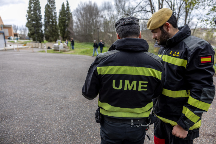 TOLEDO, 20/03/2025.- La Delegación del Gobierno en Castilla-La Mancha ha activado la Unidad Militar de Emergencias (UME) para levantar una barrera de contención de unos 300 metros de longitud en las inmediaciones del Tajo a su paso por el Hospital Nacional de Parapléjicos de Toledo, tras la petición formulada por el Ejecutivo castellanomanchego. EFE/ Ismael Herrero