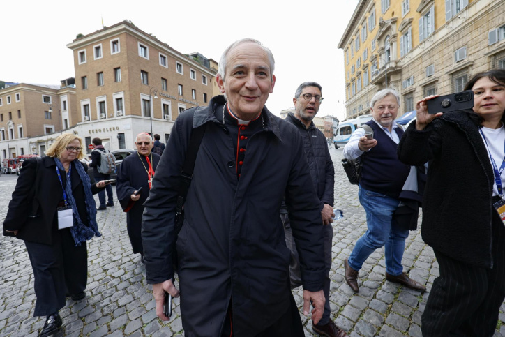 VATICAN CITY (Vatican City State (Holy See)), 28/04/2025.- Cardinal Matteo Zuppi arrives at the Vatican for the fifth meeting of the Congregation of Cardinals, Vatican City, 28 April 2025. The cardinals continue their deliberations during general congregations held following the death of Pope Francis, in preparation for the assembly to elect a new pope, known as the conclave. (Papa, Cardenal) EFE/EPA/FABIO FRUSTACI