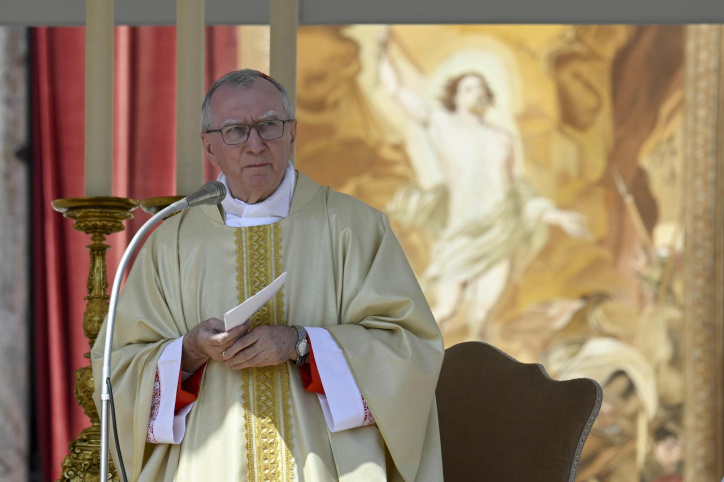 Vatican City (Vatican City State (Holy See)), 27/04/2025.- A handout picture provided by the Vatican Media shows Cardinal Pietro Parolin presiding over a Holy Mass on Divine Mercy Sunday in Saint Peter's Square at the Vatican City, 27 April 2025. Cardinal Pietro Parolin, former Secretary of State, is presiding over the second 'novendiali' mass in suffrage for Pope Francis in St. Peter's Square. (Papa, Cardenal) EFE/EPA/VATICAN MEDIA HANDOUT HANDOUT EDITORIAL USE ONLY/NO SALES