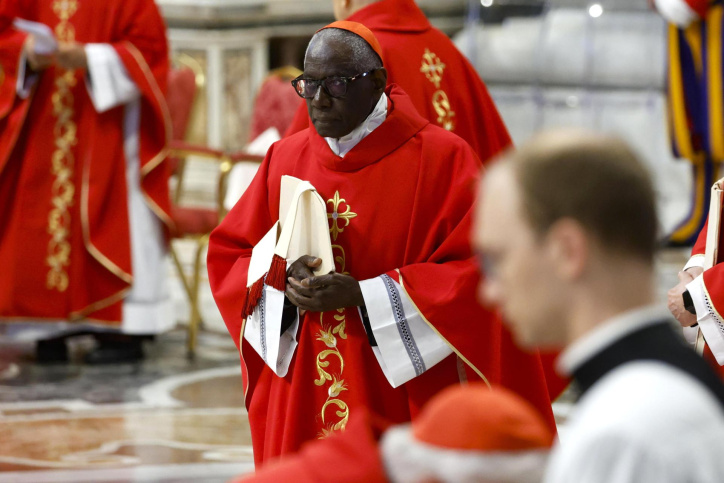 Vatican City (Vatican City State (Holy See)), 30/04/2025.- Cardinal Robert Sarah attends the Fifth Novemdiale Mass in memory of late Pope Francis in Saint Peter's Basilica, Vatican City, 30 April 2025. Pope Francis passed away on Easter Monday, 21 April 2025, at the age of 88, and was buried in the Papal Basilica of St. Mary Major in Rome on 26 April. (Papa, Cardenal, Roma) EFE/EPA/FABIO FRUSTACI