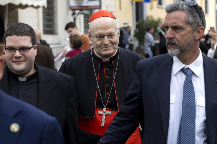 VATICAN CITY (Vatican City State (Holy See)), 23/04/2025.- Hungarian Cardinal Peter Erdo (C) walks outside the Saint Peter's Basilica, where late Pope Francis lies in state, in Vatican City, 23 April 2025. Faithful and well-wishers will be able to pay their respects to Pope Francis, who died on 21 April 2025, aged 88, until his funeral on 26 April in the plaza in front of the basilica. (Papa, Cardenal) EFE/EPA/MASSIMO PERCOSSI