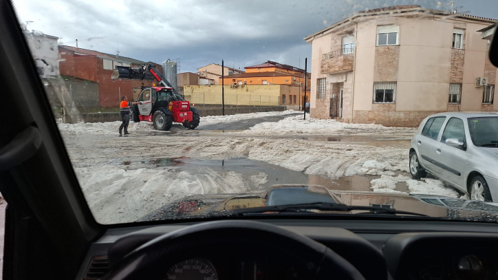 Operarios han trabajado para liberar la vía.