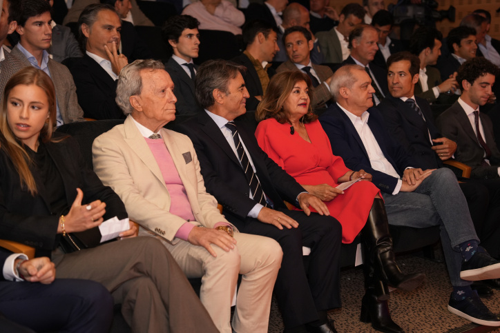 Ortega Cano junto a Victorino Martín, Carmen Amores y Ramón García durante la presentación de la nueva temporada taurina en CMM.