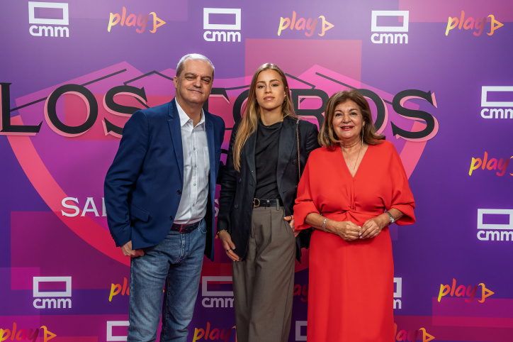 Ramón García junto a la novillera Olga Casado y Carmen Amores, directora general de CMM