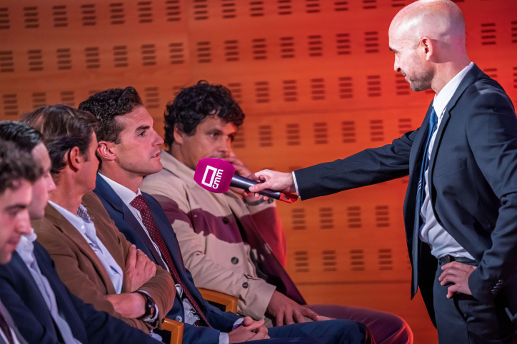 Fernando Adrián durante la entrevista con Óscar Aranda. De fondo el torero Miguel Abellán
