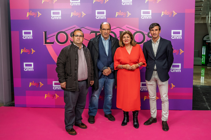 De izquierda a derecha: el empresario César Sánchez, Antonio Almena (presidente de la peña taurina El Trapío de Toledo), Carmen Amores y el novillero Miguel Serrano