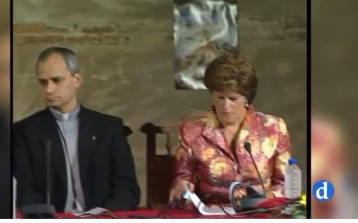Mari Carmen Goicoechea, alcaldesa de Oropesa en 2002, junto a Robert Francis Prevost