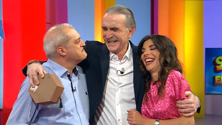 Ramón García y Gloria Santoro en el momento que Juan y Medio les sorprende en la celebración del noveno aniversario del programa "En Compañía".
