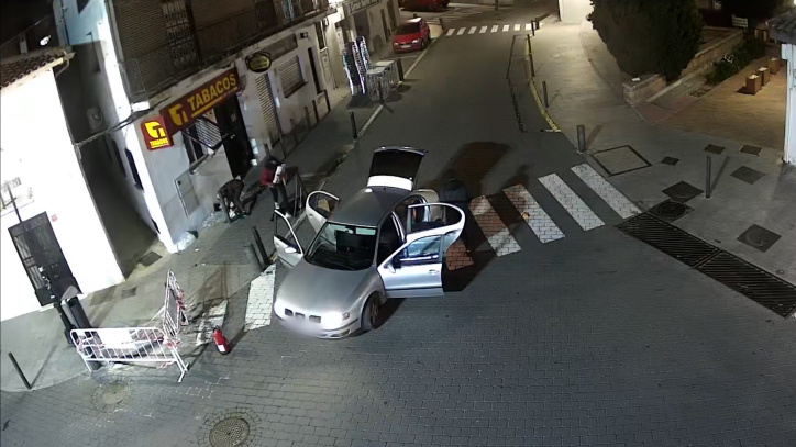 Otras de las imágenes de la operación Houses de la Guardia Civil. Esta vez de la cámara de seguridad instalada en una calle de una de las localidadaes en las uqe este grupos criminal actuó.