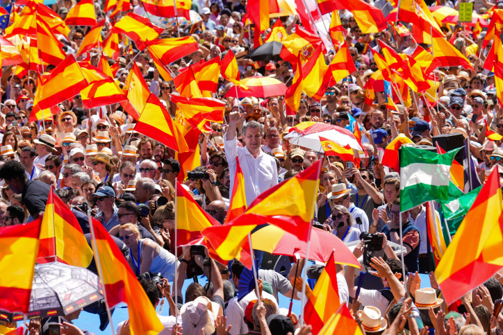 MADRID (ESPAÑA), 08/06/2025.- El líder del PP, Alberto Núñez Feijóo (c), durante su intervención en la manifestación convocada por el Partido Popular contra el Gobierno de Pedro Sánchez bajo el lema 'Democracia o mafia' este domingo en la Plaza España de Madrid. EFE/ Borja Sanchez-Trillo