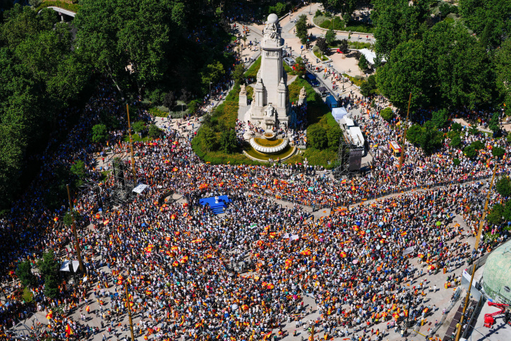 FOTODELDIA MADRID (ESPAÑA), 08/06/2025.- Vista general de la concentración convocada por el Partido Popular contra el Gobierno de Pedro Sánchez bajo el lema 'Democracia o mafia' este domingo en la Plaza España de Madrid. EFE/Borja Sanchez-Trillo