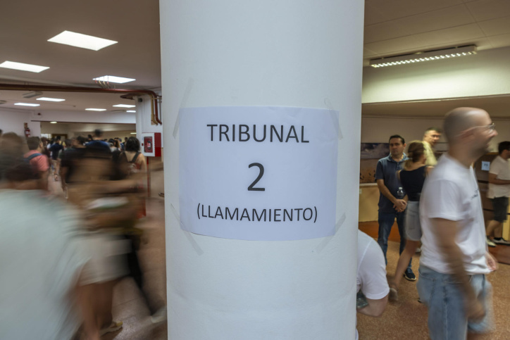 TOLEDO, 21/06/2025.- Cientos de opositores a las puertas del IES Universidad Laboral de Toledo donde este sábado se realiza el proceso de oposición de Enseñanzas Medias del año 2025 .