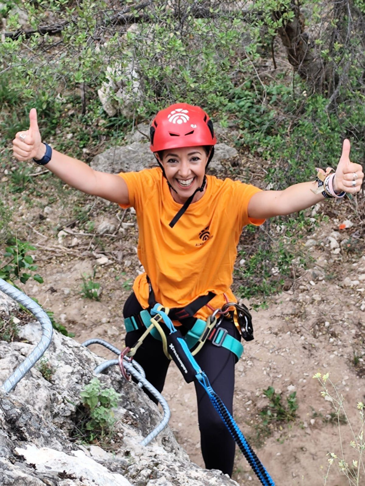 Esperanza Santos disfruta de la tirolina de Letur, la más larga de una vía ferrata.