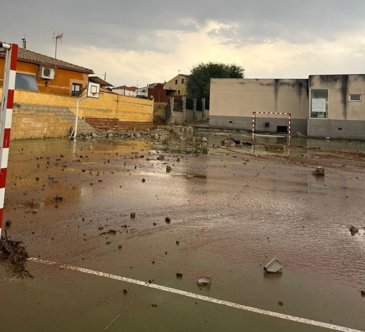 Una tormenta derriba parte del muro del colegio de Saceruela (Ciudad Real)