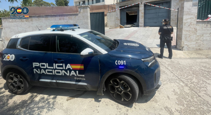 Patrulla de la Policía Nacional en la vivienda donde se ha localizado el cultivo de marihuana (Guadalajara)