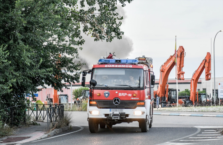 Bomberos trabajan en el incendio de una empresa de baterías de litio y de pilas, a 4 de junio de 2025, en Azuqueca de Henares, Guadalajara, Castilla-La Mancha (España). Un incendio declarado sobre las 19.00 horas de hoy en una empresa de baterías de litio y de pilas situado en el Polígono Industrial Ródano de Azuqueca de Henares ha puesto en alerta a la población de este municipio guadalajareño, que ronda los 36.000 habitantes. En el operativo movilizado por el 112 participan bomberos de Sigüenza, Guadalajara, Azuqueca y Madrid, y policías locales de Azuqueca, Alovera y Cabanillas del Campo. Agentes de la Guardia Civil, bomberos forestales, Protección Civil de Alovera y una UVI y una ambulancia de soporte vital básico en preventivo también forman parte del dispositivo desplegado en la zona.
Rafael Martín / Europa Press
04 JULIO 2025;INCENDIO;BOMBEROS;FUEGO;BATERÍAS;PILAS;SUCESO
04/7/2025