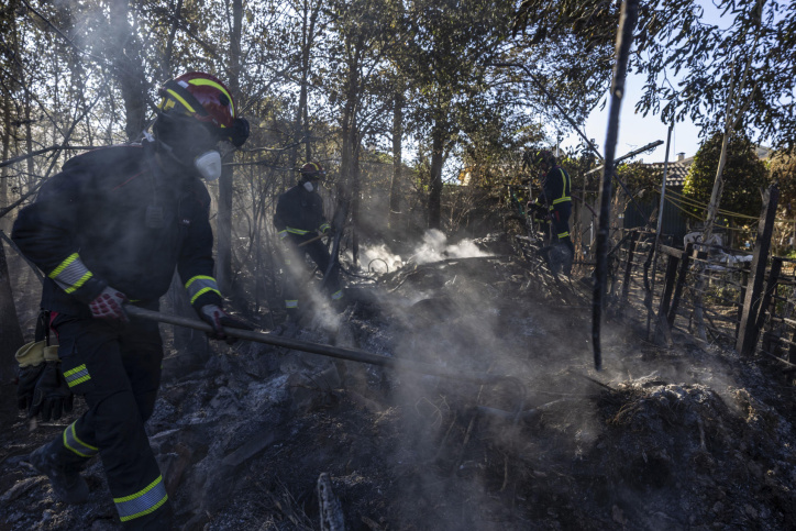 MÉNTRIDA (TOLEDO), 18/07/2025.-Los bomberos trabajan el campo quemado en la localidad toledana de Méntrida este viernes, que atraviesa horas de "calma tensa" a la espera de ver cómo evoluciona el incendio forestal declarado este jueves y que afecta a la provincia de Toledo y a la Comunidad de Madrid, que se encuentra ya perimetrado al 95 %.- EFE/Ángeles Visdómine