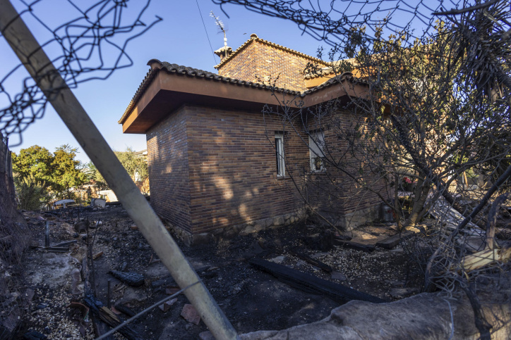 MÉNTRIDA (TOLEDO), 18/07/2025.-Vista de una vivienda afectada por el incendio en la localidad toledana de Méntrida este viernes, que atraviesa horas de "calma tensa" a la espera de ver cómo evoluciona el incendio forestal declarado este jueves y que afecta a la provincia de Toledo y a la Comunidad de Madrid, que se encuentra ya perimetrado al 95 %.- EFE/Ángeles Visdómine