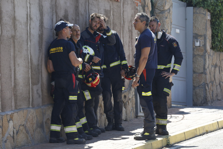 CASARRUBIOS DEL MONTE (TOLEDO) 18/07/2025.- Bomberos descansan en una calle de la urbanización Calypo Fado, de la localidad toledana de Casarrubios del Monte, afectada por el incendio que se originó en Méntrida (Toledo) a primera hora de la tarde de ayer y que ha arrasado unas 3.000 hectáreas en pocas horas y y avanzó hacia las localidades madrileñas de Navalcarnero y Villamanta, desalojando a unas 50 personas como medida preventivas. EFE/ Chema Moya