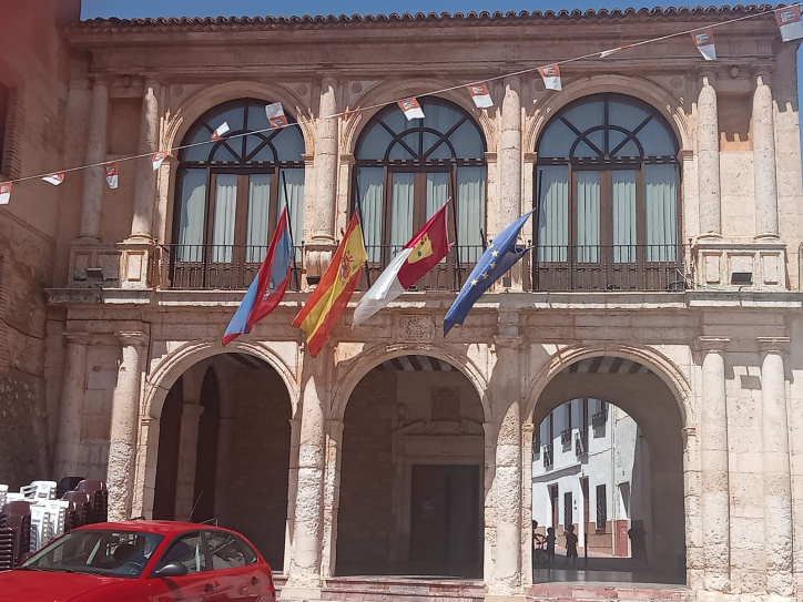 Banderas a media asta en Villanueva de la Jara.