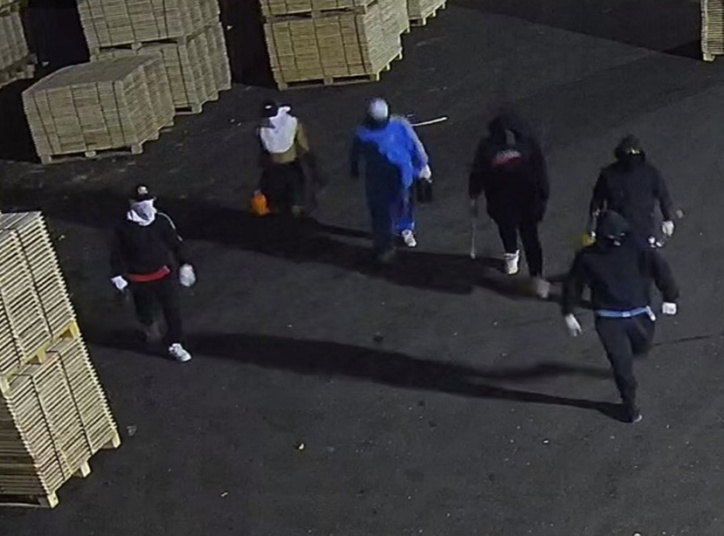 Los detenidos durante el robo en uno de los establecimientos.