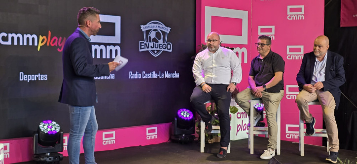 Alberto Abril, presentador del acto, charlando con los representantes de los diferentes equipos regionales de la diferentes disciplinas deportivas.