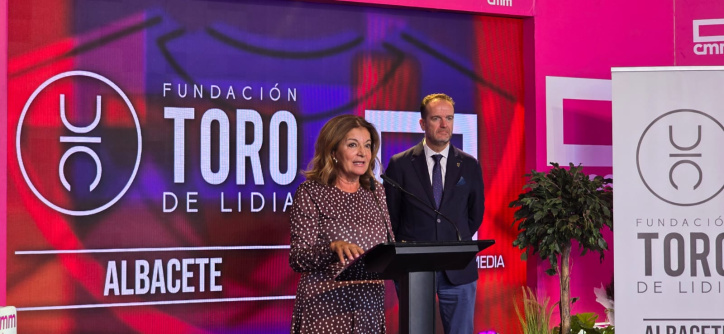La directora general de CMM, Carmen Amores, durante su discurso de agradecimiento.