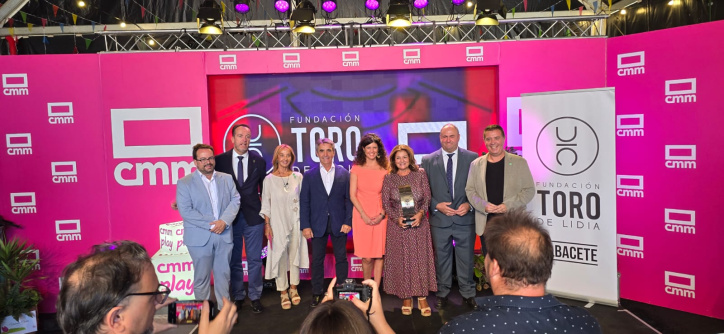 Los premiados por el Capítulo de la Fundación Toro de Lidia de Albacete junto a miembros de la organización.